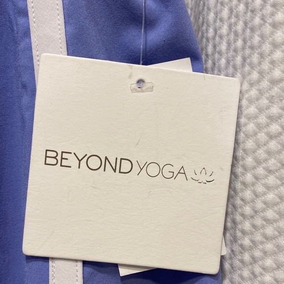 Go Retro Short in Periwinkle Cloud & True White
Beyond Yoga - Picture 6 of 11